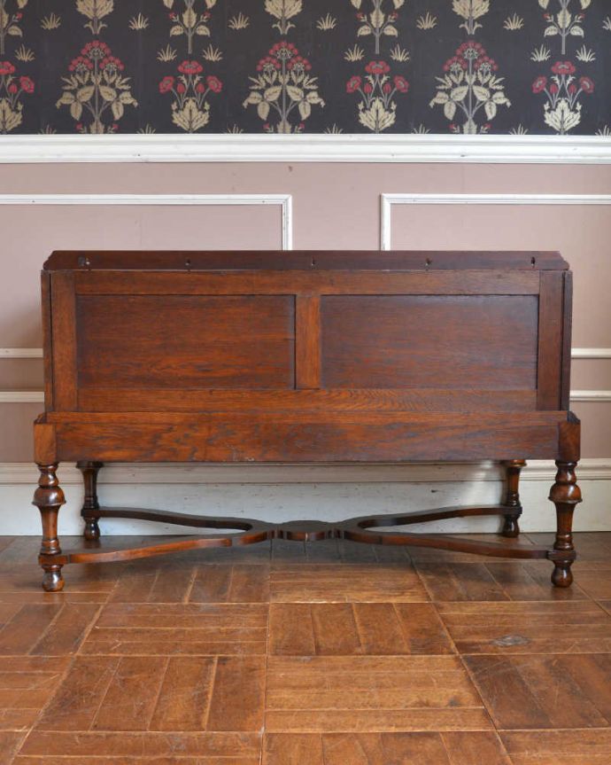 アンティークのキャビネット　アンティーク家具　おもてなしの空間で活躍するアンティーク家具、美しいレセプションデスク。実は後ろから見てもキレイなんです。(q-1289-f)