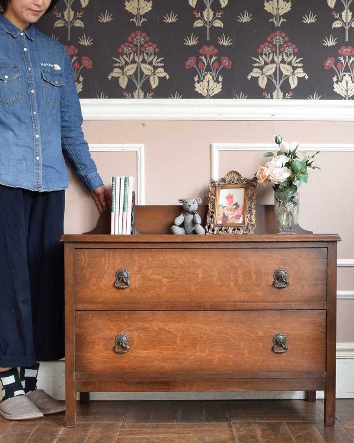 アンティークのチェスト　アンティーク家具　英国スタイルのアンティーク家具、オシャレな２段チェスト。英国アンティークらしい落ち着いたチェストチョコレート色の落ち着いた雰囲気が英国らしいアンティークのチェスト。(q-1290-f)