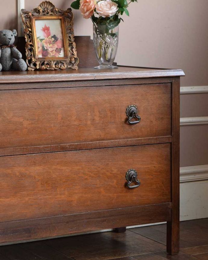 アンティークのチェスト　アンティーク家具　英国スタイルのアンティーク家具、オシャレな２段チェスト。見た目はもちろん、実用的に使って楽しみましょうアンティークのチェストは見た目はもちろん、たっぷり収納も出来る実力派なんです。(q-1290-f)