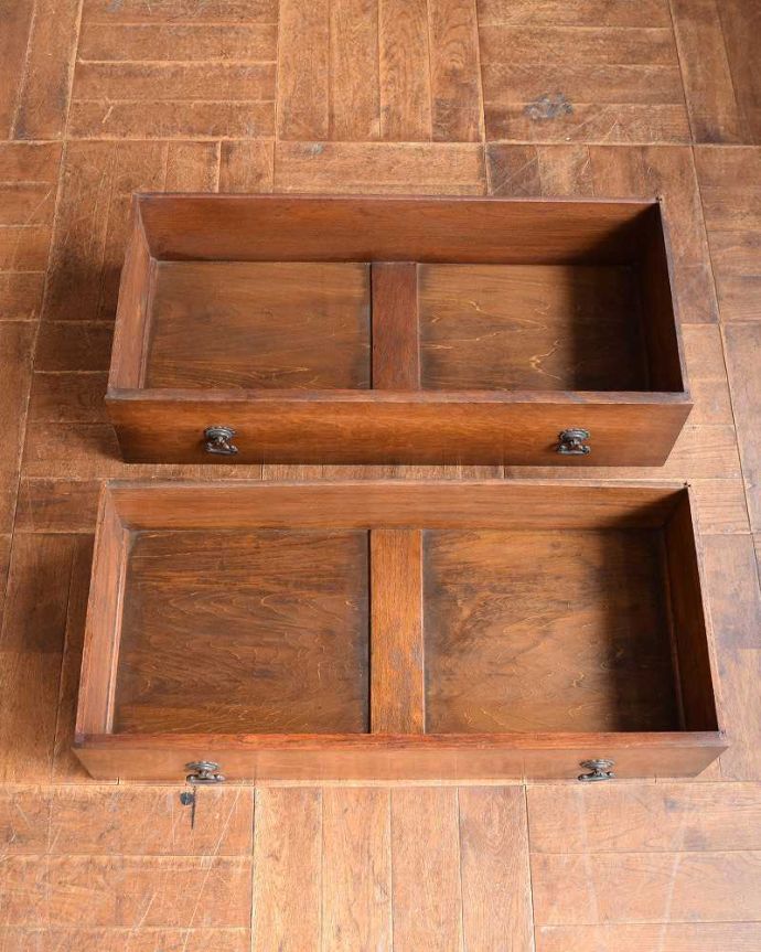 アンティークのチェスト　アンティーク家具　英国スタイルのアンティーク家具、オシャレな２段チェスト。何を入れてもいいようにキレイに修復しました！このタイプの修復には自信があります！引き出しの中も専門の職人がキレイに修復したので、お洋服はもちろん、いろんなものを収納して使えます。(q-1290-f)