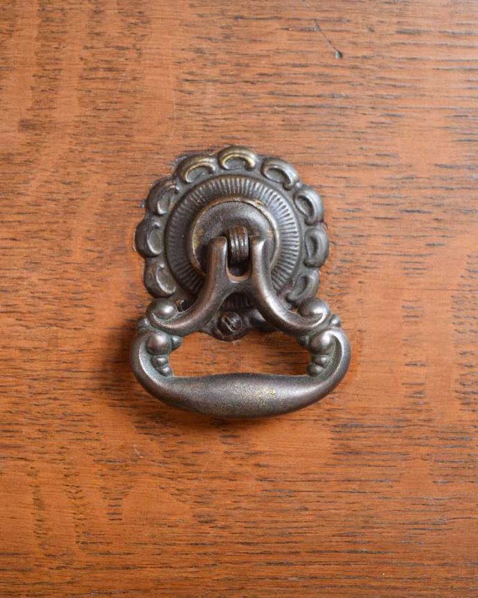 アンティークのチェスト　アンティーク家具　英国スタイルのアンティーク家具、オシャレな２段チェスト。開ける度にワクワク高級感漂うアンティークらしいデザインの取っ手。(q-1290-f)