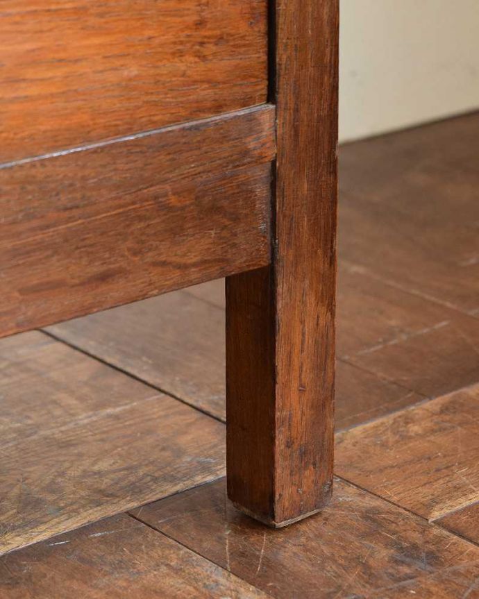 アンティークのチェスト　アンティーク家具　英国スタイルのアンティーク家具、オシャレな２段チェスト。女性1人でラクラク運べちゃう仕掛けHandleのアンティークは、脚の裏にフェルトキーパーをお付けしています。(q-1290-f)