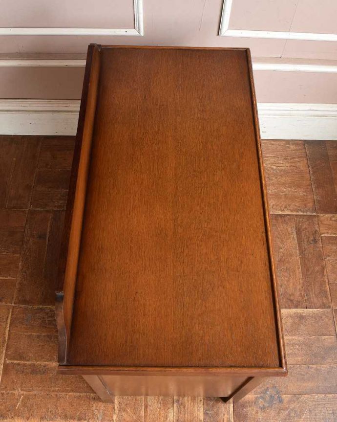 アンティークのチェスト　アンティーク家具　英国スタイルのアンティーク家具、オシャレな２段チェスト。何を置こうかな･･･？上から見ると、天板はこんな感じです。(q-1290-f)