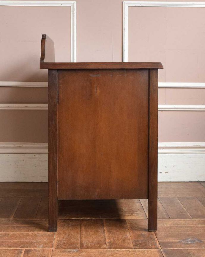 アンティークのチェスト　アンティーク家具　英国スタイルのアンティーク家具、オシャレな２段チェスト。横から見ると横から見るとこんな感じ。(q-1290-f)