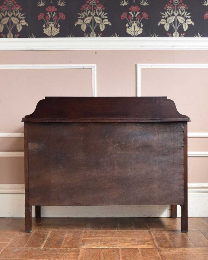 アンティークのチェスト　アンティーク家具　英国スタイルのアンティーク家具、オシャレな２段チェスト。後ろ姿にも自信アリ！アンティークは新品ではないので、経年変化によるキズはありますが、専門の職人がキレイにお直しをしたので後ろ姿にも自信があります。(q-1290-f)