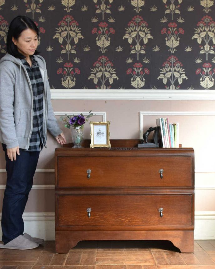 アンティークのチェスト　アンティーク家具　テレビ台としてもオススメのアンティーク家具、オーク材の２段チェスト。英国アンティークらしい落ち着いたチェストチョコレート色の落ち着いた雰囲気が英国らしいアンティークのチェスト。(q-1291-f)