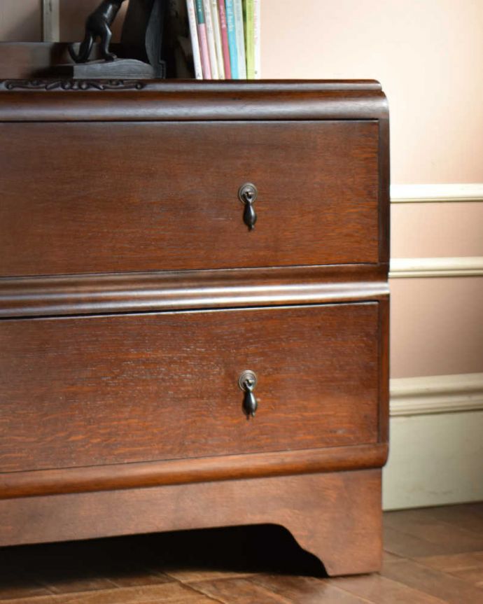 アンティークのチェスト　アンティーク家具　テレビ台としてもオススメのアンティーク家具、オーク材の２段チェスト。見た目はもちろん、実用的に使って楽しみましょうアンティークのチェストは見た目はもちろん、たっぷり収納も出来る実力派なんです。(q-1291-f)