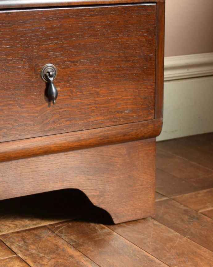 アンティークのチェスト　アンティーク家具　テレビ台としてもオススメのアンティーク家具、オーク材の２段チェスト。女性1人でラクラク運べちゃう仕掛けHandleのアンティークは、脚の裏にフェルトキーパーをお付けしています。(q-1291-f)
