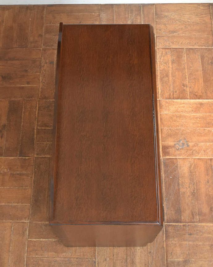 アンティークのチェスト　アンティーク家具　テレビ台としてもオススメのアンティーク家具、オーク材の２段チェスト。何を置こうかな･･･？上から見ると、天板はこんな感じです。(q-1291-f)