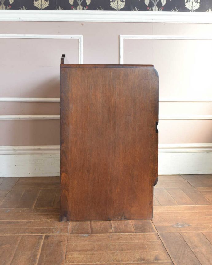 アンティークのチェスト　アンティーク家具　テレビ台としてもオススメのアンティーク家具、オーク材の２段チェスト。横から見ると横から見るとこんな感じ。(q-1291-f)