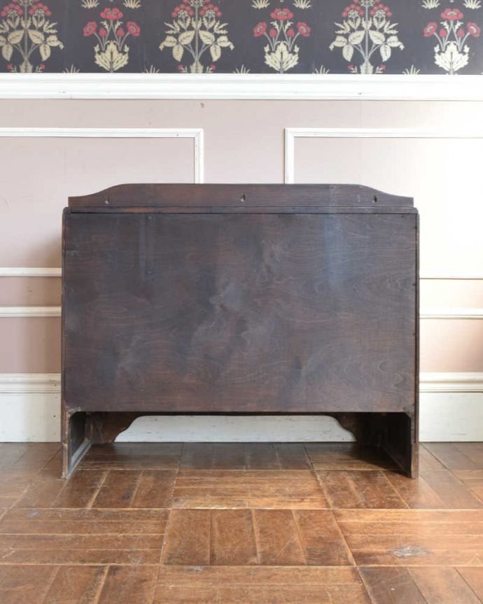 アンティークのチェスト　アンティーク家具　テレビ台としてもオススメのアンティーク家具、オーク材の２段チェスト。後ろ姿にも自信アリ！アンティークは新品ではないので、経年変化によるキズはありますが、専門の職人がキレイにお直しをしたので後ろ姿にも自信があります。(q-1291-f)