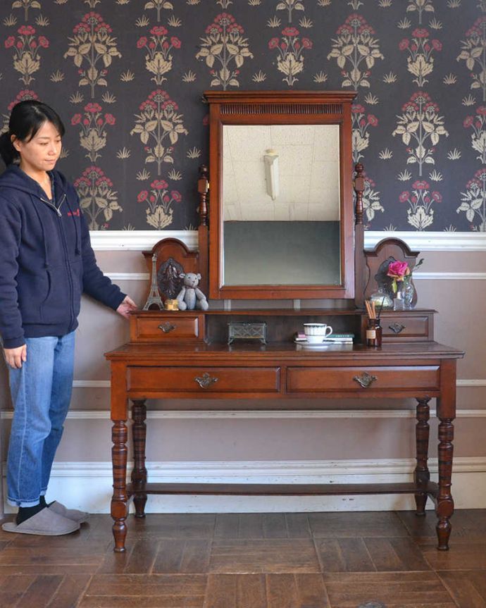 アンティークのドレッサー　アンティーク家具　スクエア型のミラーが付いた高級感たっぷりのドレッシングチェスト（マホガニー材）。女性のため家具。(q-1292-f)