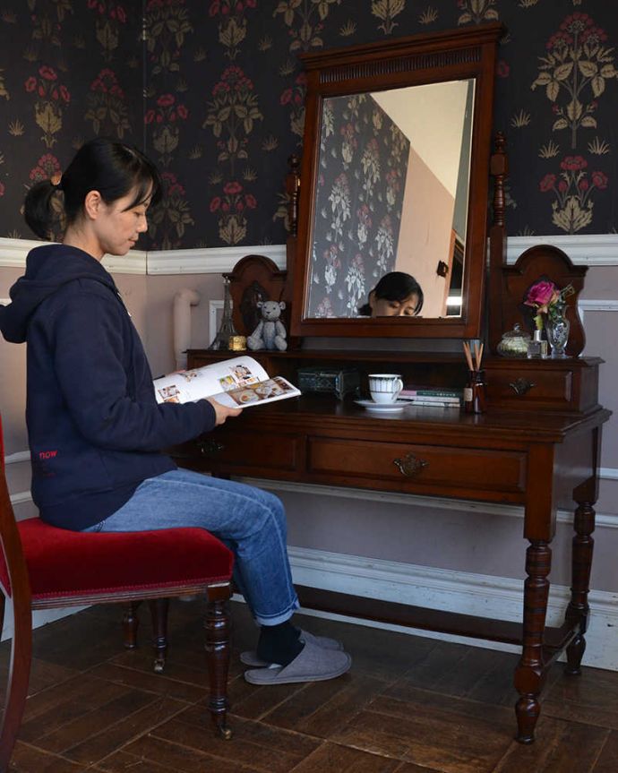 アンティークのドレッサー　アンティーク家具　スクエア型のミラーが付いた高級感たっぷりのドレッシングチェスト（マホガニー材）。デスクとしても使えちゃう便利な家具天板も広々しているので、椅子を置けばデスクとして使えちゃうんです。(q-1292-f)