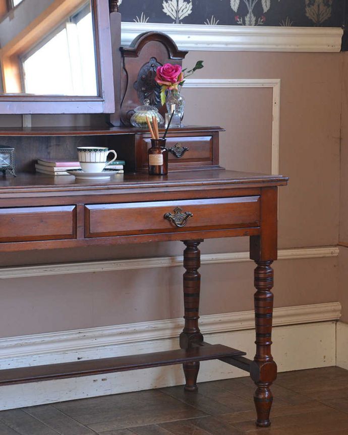 アンティークのドレッサー　アンティーク家具　スクエア型のミラーが付いた高級感たっぷりのドレッシングチェスト（マホガニー材）。英国アンティークが持つ重厚な佇まい木目の美しさが際立つ英国アンティーク。(q-1292-f)