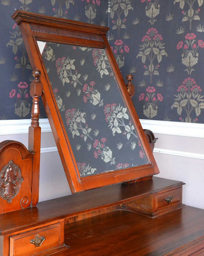 アンティークのドレッサー　アンティーク家具　スクエア型のミラーが付いた高級感たっぷりのドレッシングチェスト（マホガニー材）。お部屋も広く見せてくれます身だしなみを整えるのはもちろん、大きな鏡はお部屋を広く見せる効果があります。(q-1292-f)