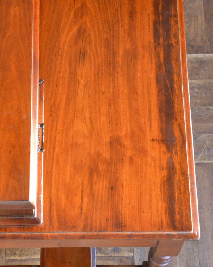 アンティークのドレッサー　アンティーク家具　スクエア型のミラーが付いた高級感たっぷりのドレッシングチェスト（マホガニー材）。天板の塗装もキレイに仕上げましたアンティーク家具は新品ではないのでキズや汚れはありますがデスクとして天板も使えるよう古い塗装を一度剥離してからキレイに仕上げました。(q-1292-f)