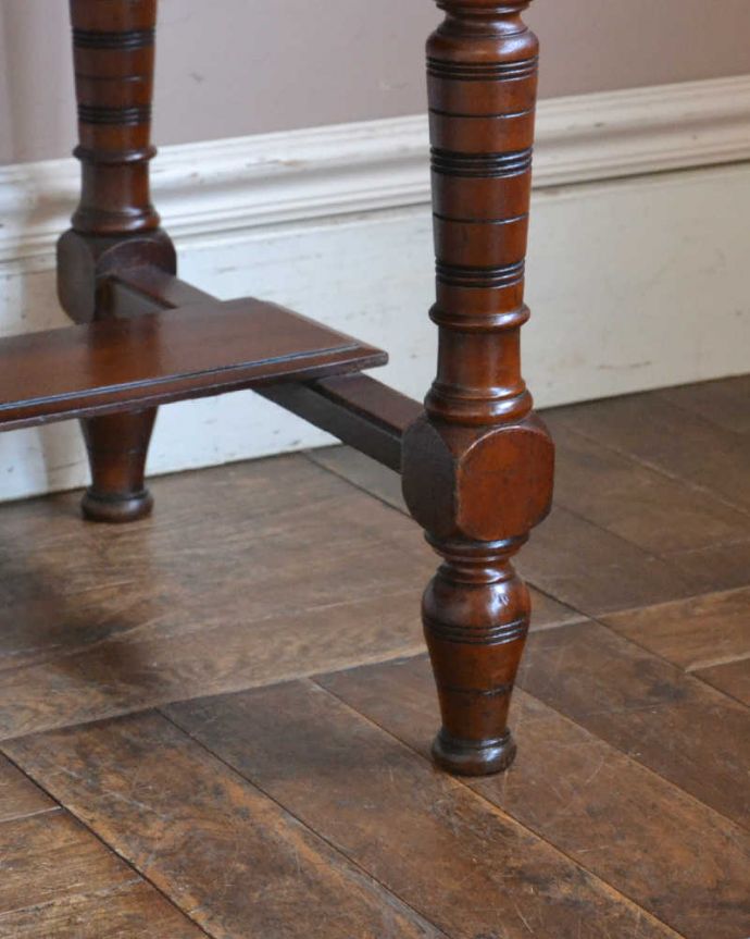 アンティークのドレッサー　アンティーク家具　スクエア型のミラーが付いた高級感たっぷりのドレッシングチェスト（マホガニー材）。女性1人でラクラク運べちゃう仕掛けHandleのアンティークは、脚の裏にフェルトキーパーをお付けしています。(q-1292-f)