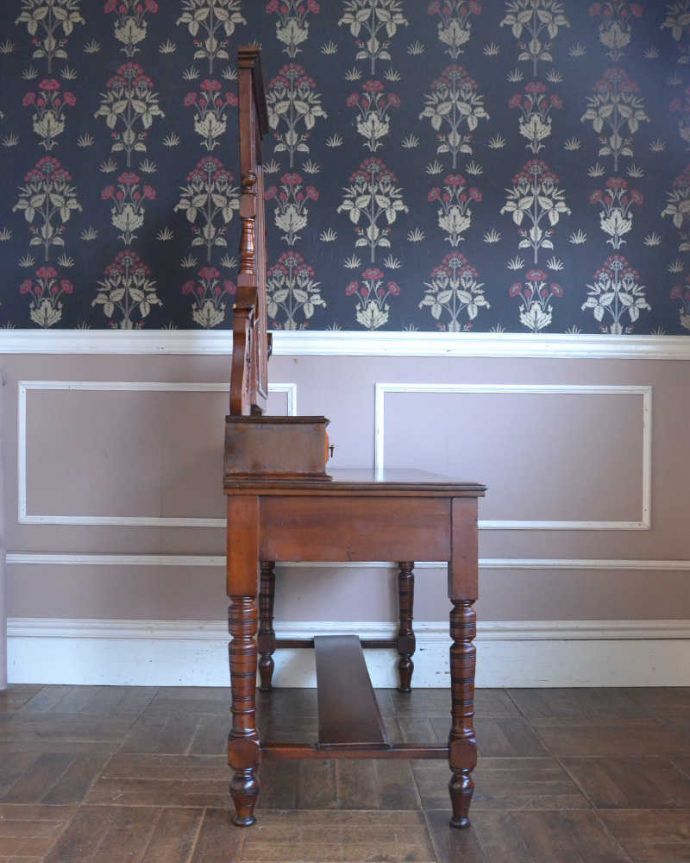 アンティークのドレッサー　アンティーク家具　スクエア型のミラーが付いた高級感たっぷりのドレッシングチェスト（マホガニー材）。横から見てもステキもちろん横から見られてもいいようにしっかり修復してあります。(q-1292-f)