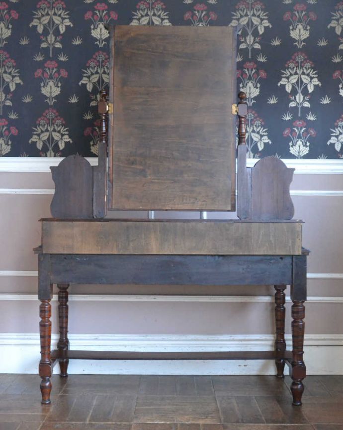 アンティークのドレッサー　アンティーク家具　スクエア型のミラーが付いた高級感たっぷりのドレッシングチェスト（マホガニー材）。もちろん、後ろ姿もキレイです。(q-1292-f)