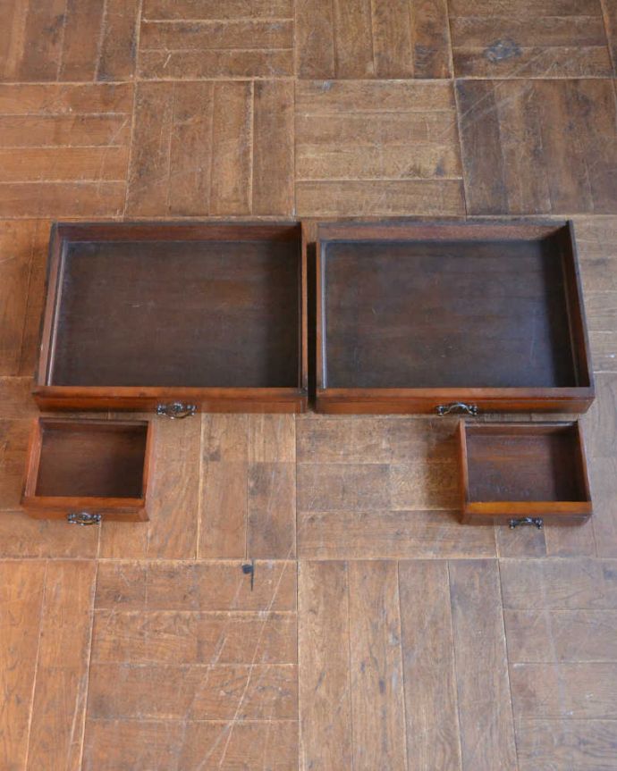 アンティークのドレッサー　アンティーク家具　スクエア型のミラーが付いた高級感たっぷりのドレッシングチェスト（マホガニー材）。引き出しの中もキレイに修復しました引き出しは手前が1段目。(q-1292-f)