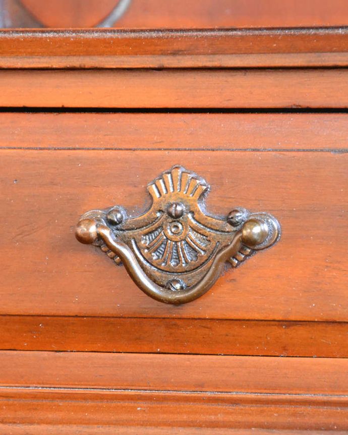 アンティークのドレッサー　アンティーク家具　スクエア型のミラーが付いた高級感たっぷりのドレッシングチェスト（マホガニー材）。こんな所もアンティークらしさ取っ手のデザインもアンティークらしさがたっぷり。(q-1292-f)