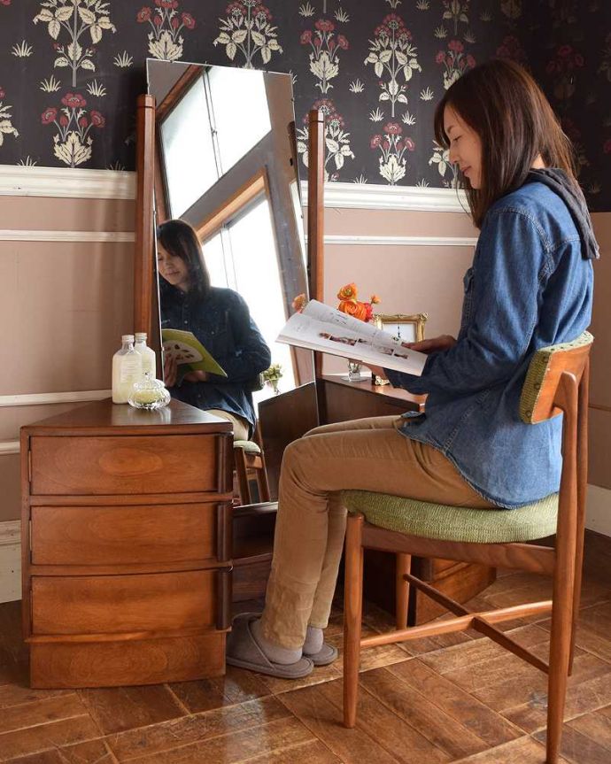 アンティークのドレッサー　アンティーク家具　ミラー付きのアンティークイギリス家具、引き出しもたっぷり付いたドレッシングチェスト。寝室だけじゃなく、リビングでも玄関でも･･･ドレッサーは寝室で使うイメージがありますが、アンティークのものはデザインが素敵なので、みんなが集まる場所に置いて見せながら使って下さい。(q-1293-f)