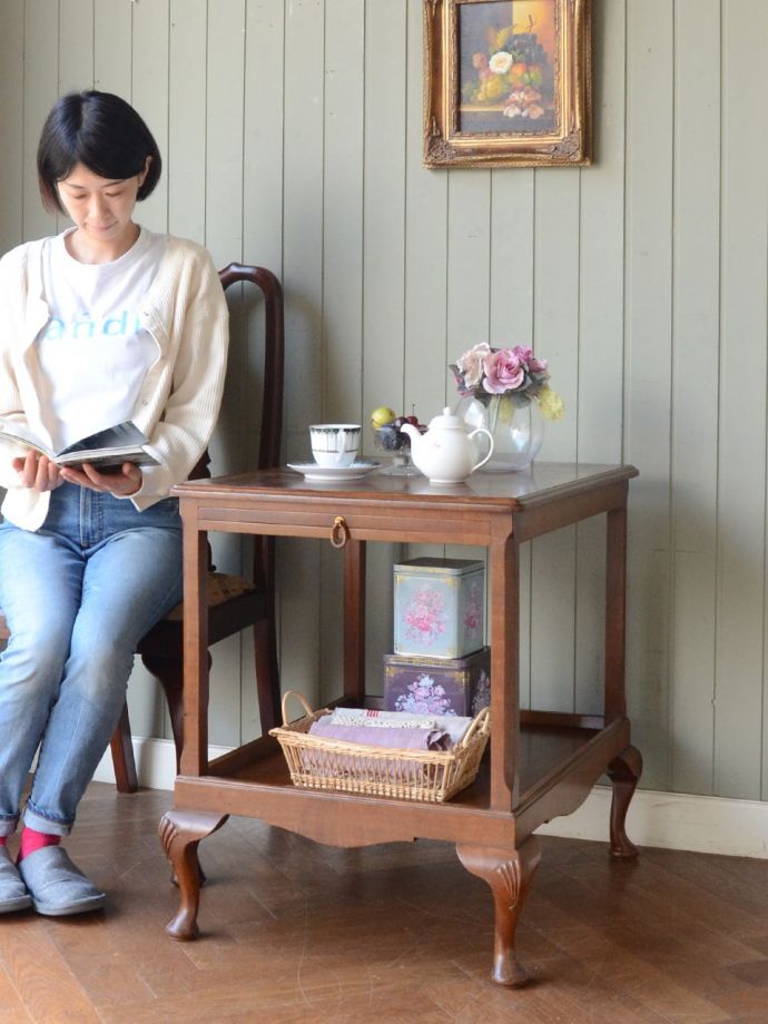 アンティークのオケージョナルテーブル