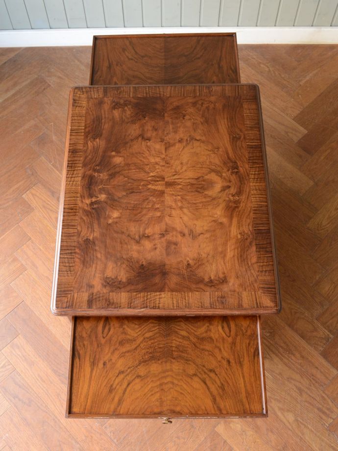 アンティークのサイドテーブルの天板