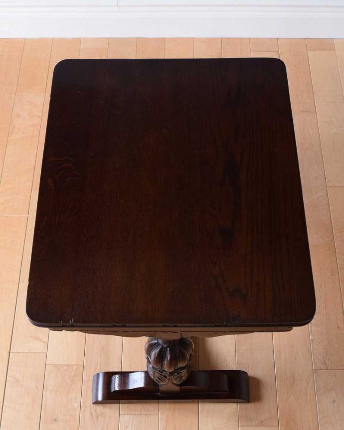 アンティークのテーブル　アンティーク家具　脚の装飾が美しい英国輸入のアンティーク家具、コンパクトなコーヒーテーブル。天板を上から見ると･･･コーヒーテーブルの天板は毎日使う場所だから、しっかり修復しました。(q-1295-f)