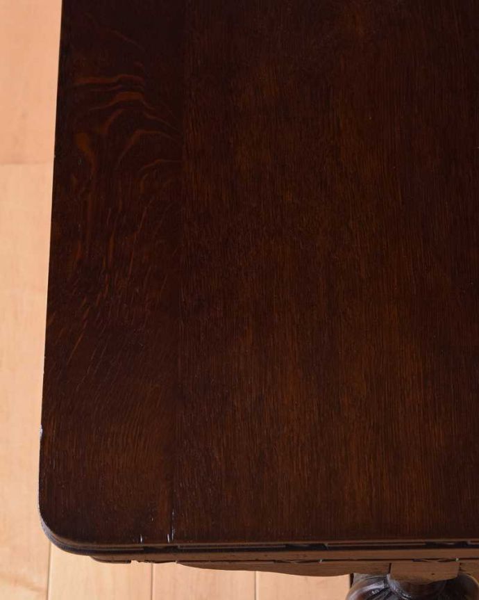 アンティークのテーブル　アンティーク家具　脚の装飾が美しい英国輸入のアンティーク家具、コンパクトなコーヒーテーブル。近づいて見てみると･･･アンティークはもちろん新品ではないので小さなキズや汚れはありますが、キレイにお直ししたので満足して頂ける自信があります！。(q-1295-f)