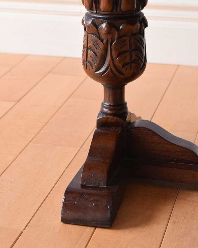 アンティークのテーブル　アンティーク家具　脚の装飾が美しい英国輸入のアンティーク家具、コンパクトなコーヒーテーブル。持ち上げなくても移動できます！Handleのアンティークは、脚の裏にフェルトキーパーをお付けしていますので、床を滑らせて簡単に移動する事が出来ます。(q-1295-f)