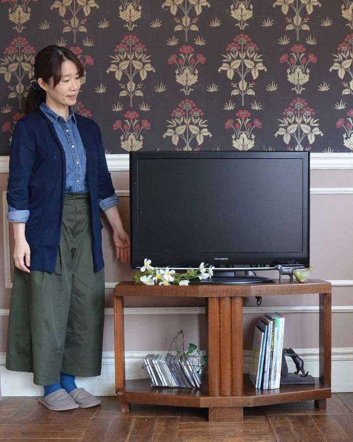 アンティークのテーブル　アンティーク家具　コーヒーテーブルやテレビボードに使えるアンティーク家具、オーク材のセンターテーブル。こんな使い方はどうでしょう？コーヒーテーブルって紹介されていたのですが、あまりにしっかりした造り＆ちょうどいい大きさはテレビボードにピッタリ！こんな風にオシャレに使ってみてはいかがでしょう？（モデルの身長は156cmです）。(q-1296-f)