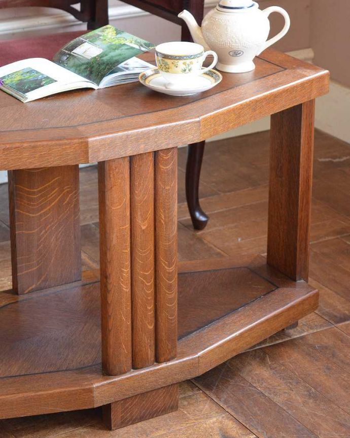 アンティークのテーブル　アンティーク家具　コーヒーテーブルやテレビボードに使えるアンティーク家具、オーク材のセンターテーブル。英国らしくドッシリとカッコいい形アンティークらしさが感じられる凝った彫。(q-1296-f)