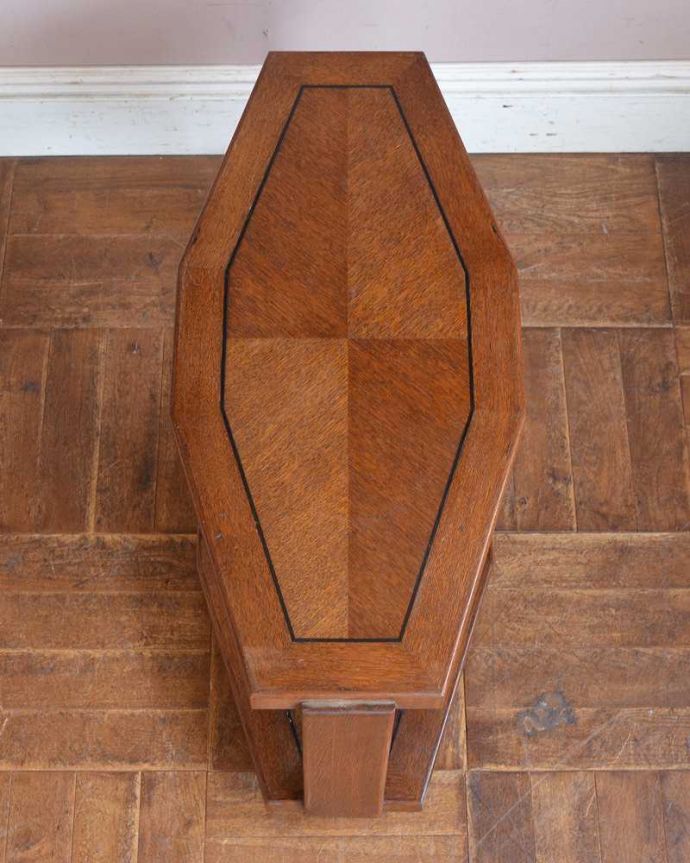 アンティークのテーブル　アンティーク家具　コーヒーテーブルやテレビボードに使えるアンティーク家具、オーク材のセンターテーブル。天板を上から見ると･･･コーヒーテーブルの天板は毎日使う場所だから、しっかり修復しました。(q-1296-f)