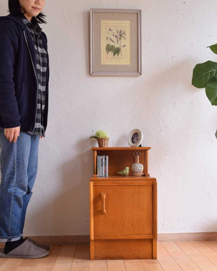 アンティークのキャビネット アンティーク家具 北欧スタイルのヴィンテージ家具、電話台にピッタリなスモールキャビネット。スッキリとしたシンプルなデザイン北欧スタイルのデザインは、やっぱり見た目がカッコいい!シンプルなのでどんなお部屋にも似合います。(q-1297-f)