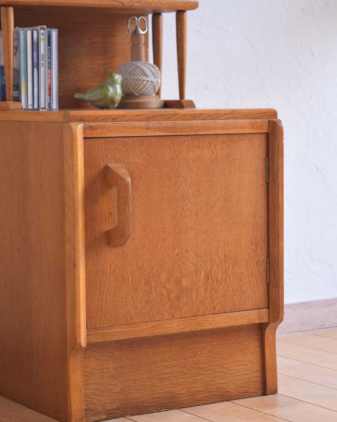 アンティークのキャビネット アンティーク家具 北欧スタイルのヴィンテージ家具、電話台にピッタリなスモールキャビネット。見えない所もこだわっていますヴィンテージの家具は年代が若いので簡単な修復だけでも使えちゃうんだけれど、長く使って頂けるように、見えない部分もしっかりこだわって修復しています。(q-1297-f)