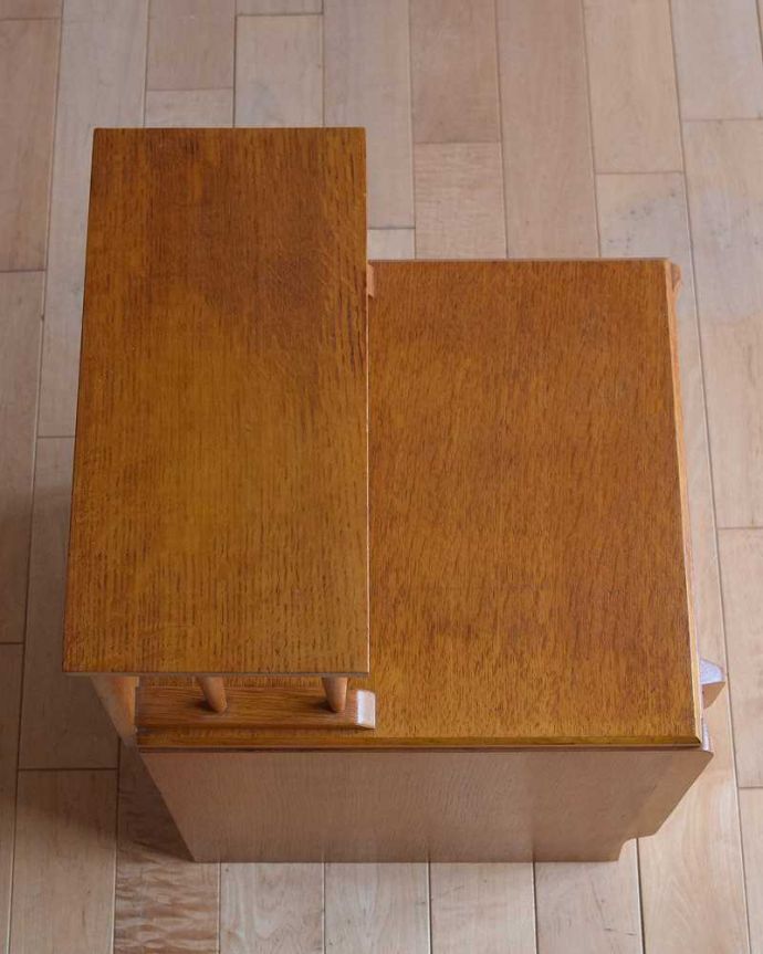 アンティークのキャビネット アンティーク家具 北欧スタイルのヴィンテージ家具、電話台にピッタリなスモールキャビネット。上から見ると・・・天板の上にものを乗せて使えるように塗装もキレイに仕上げました。(q-1297-f)