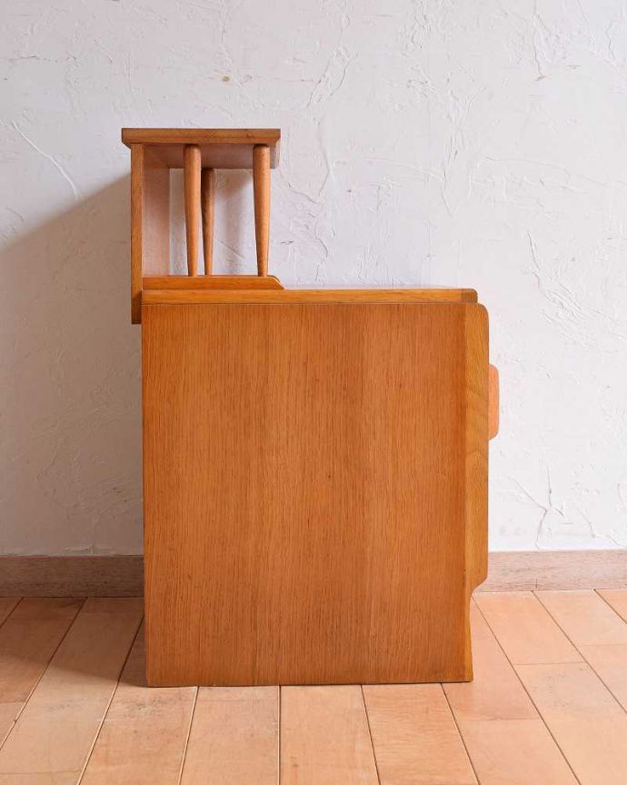 アンティークのキャビネット アンティーク家具 北欧スタイルのヴィンテージ家具、電話台にピッタリなスモールキャビネット。横から見てもステキ横から見てもスッキリとしてカッコいい!。(q-1297-f)