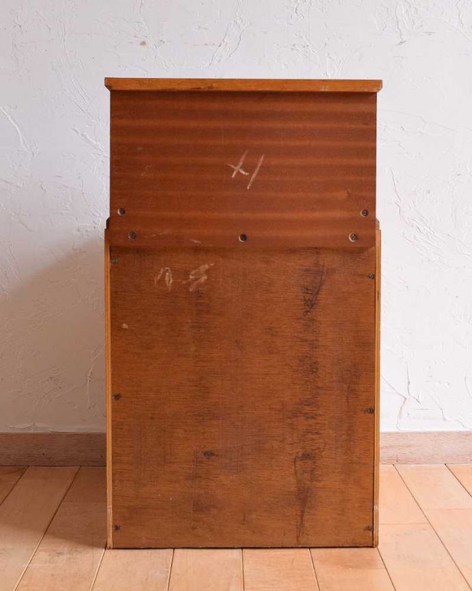 アンティークのキャビネット アンティーク家具 北欧スタイルのヴィンテージ家具、電話台にピッタリなスモールキャビネット。後ろ姿はこんな感じアンティークは新品ではないので、経年変化によるキズはありますが、専門の職人がキレイにお直しをしているので、後ろ姿も見て下さい。(q-1297-f)