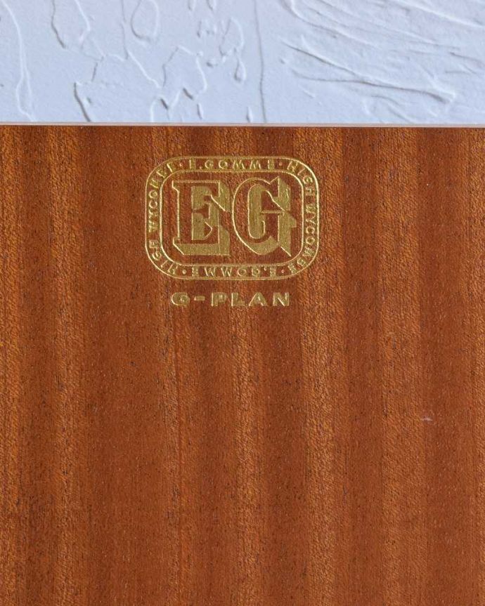 アンティークのキャビネット アンティーク家具 北欧スタイルのヴィンテージ家具、電話台にピッタリなスモールキャビネット。タグも綺麗に残ってます扉の裏にGプランのタグがありました!。(q-1297-f)