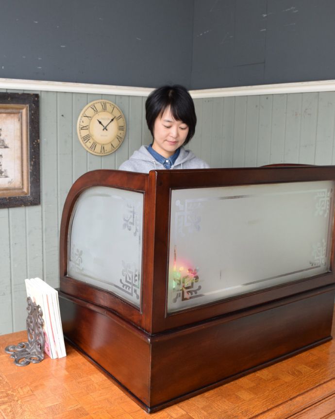 めずらしい家具　アンティーク家具　英国輸入アンティーク家具、マホガニー材使用の素敵なキャッシュデスク。置くだけで、おシャレなお店の気分いつものデスクや、キャビネットの上に置けば、カッコいい間仕切りにに早変わり。(q-1299-f)