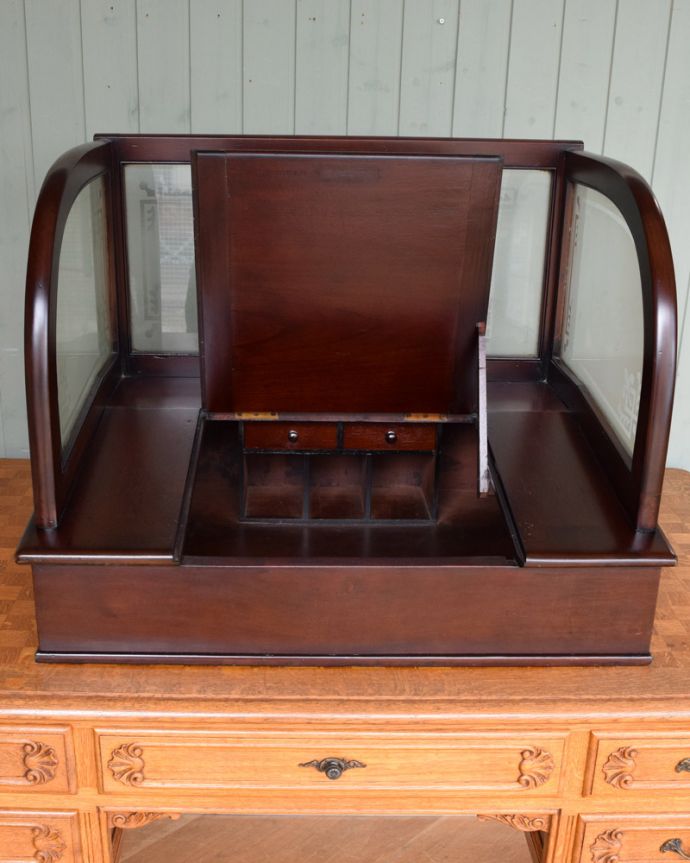 めずらしい家具　アンティーク家具　英国輸入アンティーク家具、マホガニー材使用の素敵なキャッシュデスク。お片付け上手になっちゃう仕掛け収納部分の中身も細々としたものを整理整頓しやすいように細かく仕切られているから、とっても便利です。(q-1299-f)