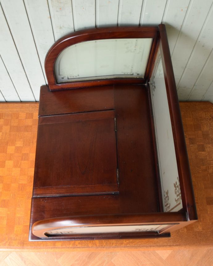 めずらしい家具　アンティーク家具　英国輸入アンティーク家具、マホガニー材使用の素敵なキャッシュデスク。上から見るとこんな感じやっぱり一番気になるのが天板。(q-1299-f)