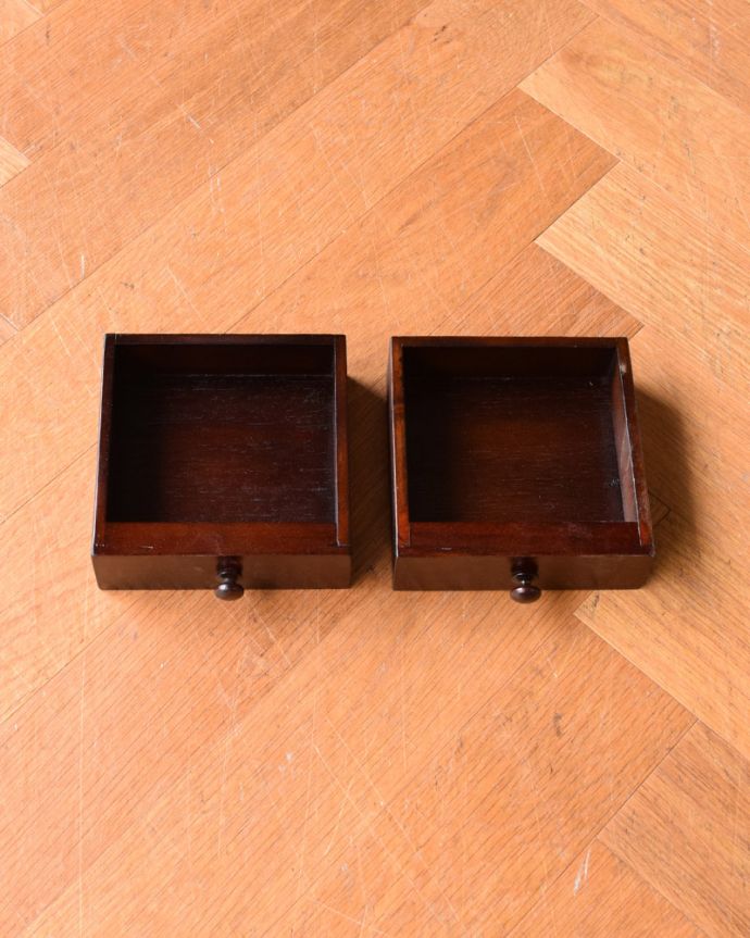 めずらしい家具　アンティーク家具　英国輸入アンティーク家具、マホガニー材使用の素敵なキャッシュデスク。小さな引き出しもありますもちろん、引き出しの中もキレイに修復しました。(q-1299-f)