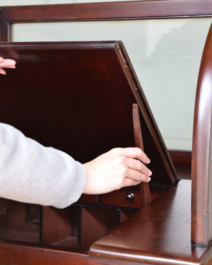 めずらしい家具　アンティーク家具　英国輸入アンティーク家具、マホガニー材使用の素敵なキャッシュデスク。天板を開くと・・・収納スペースがあります。(q-1299-f)