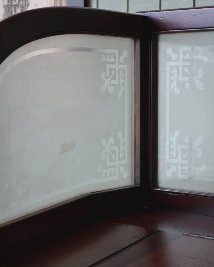 めずらしい家具　アンティーク家具　英国輸入アンティーク家具、マホガニー材使用の素敵なキャッシュデスク。ガラスもオリジナルですさりげなくスモークが入っているガラスもオリジナル。(q-1299-f)