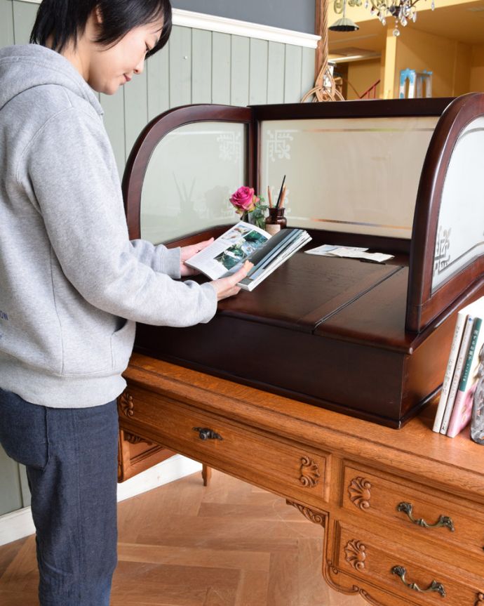 めずらしい家具　アンティーク家具　英国輸入アンティーク家具、マホガニー材使用の素敵なキャッシュデスク。いろんな場所にアンティークらしさ取っ手もアンティークらしいこだわったデザイン。(q-1299-f)