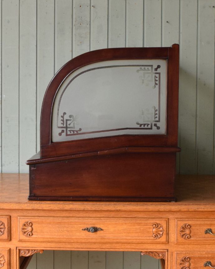 めずらしい家具　アンティーク家具　英国輸入アンティーク家具、マホガニー材使用の素敵なキャッシュデスク。横から見ても素敵なんですもちろん、横から見られてもいいようにキレイに仕上げてあります。(q-1299-f)