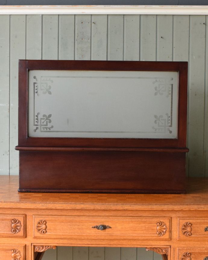 めずらしい家具　アンティーク家具　英国輸入アンティーク家具、マホガニー材使用の素敵なキャッシュデスク。後ろ姿もキレイですアンティークは新品ではないので、もちろん経年変化によるキズはありますが、見えない所も専門の職人がしっかりお直しをしていますので安心して下さい。(q-1299-f)