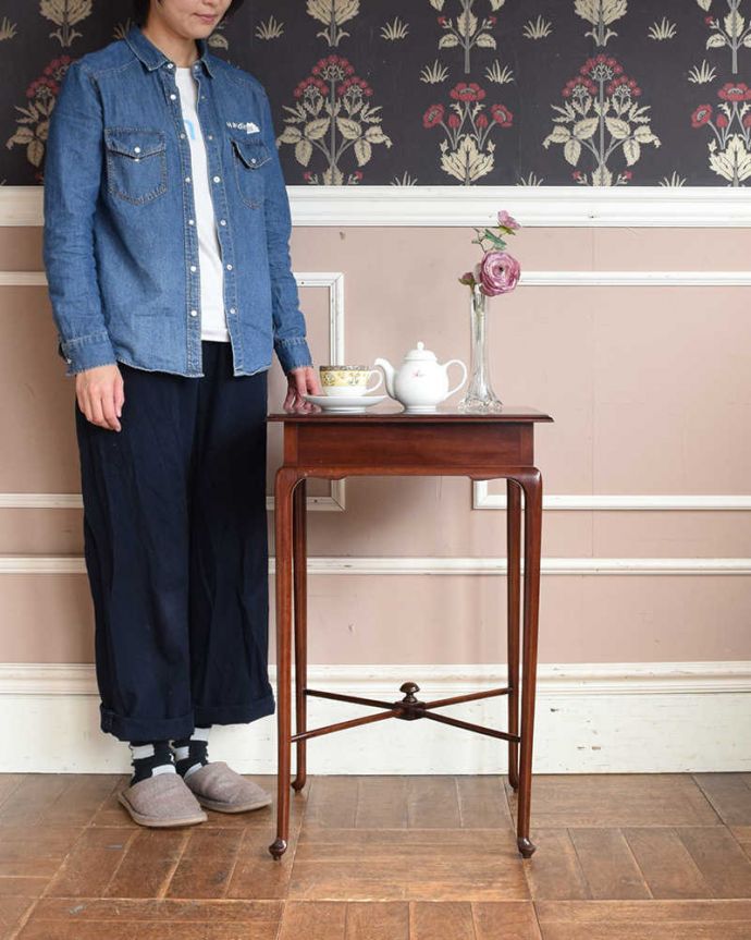 アンティークのオケージョナルテーブル